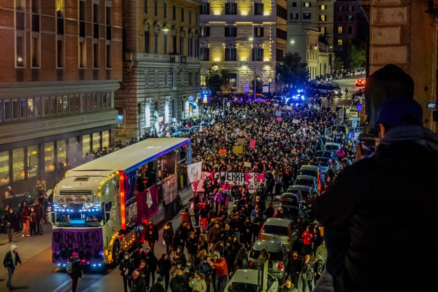 Тисячі людей протестують у Римі проти зростання вартості життя під наглядом поліції.