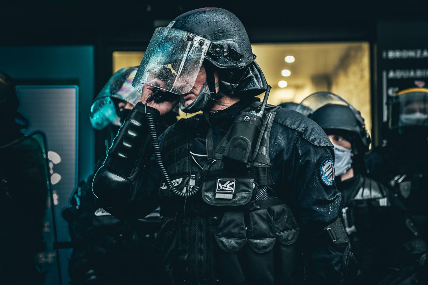 Французька поліція на вулиці Парижа під час протестів проти зростання вартості життя.