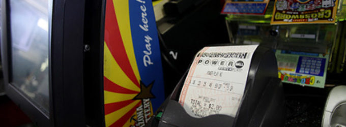 Мужчина обманул лотерейные автоматы и украл билеты на десятки тысяч долларов