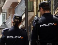 Испанские полицейские решили развлечь людей и спели им песни под гитару