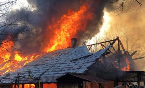 Пожар в киевском Гидропарке: горит сразу несколько сооружений